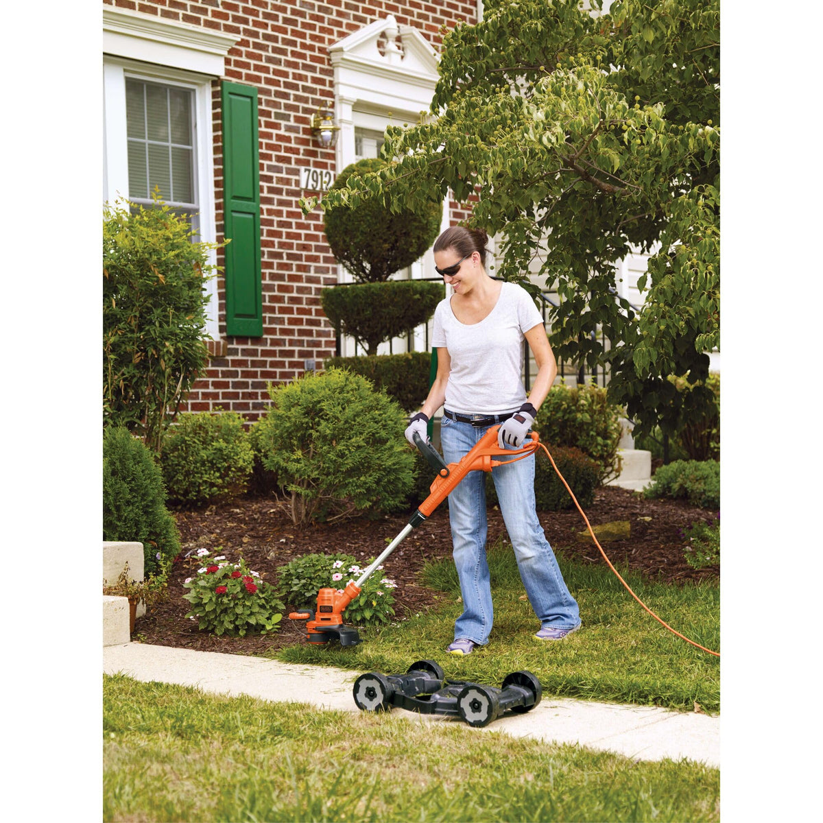 BLACK+DECKER 3-in-1 String Trimmer/Edger & Lawn Mower, 6.5-Amp, 12-Inch, Corded (MTE912)